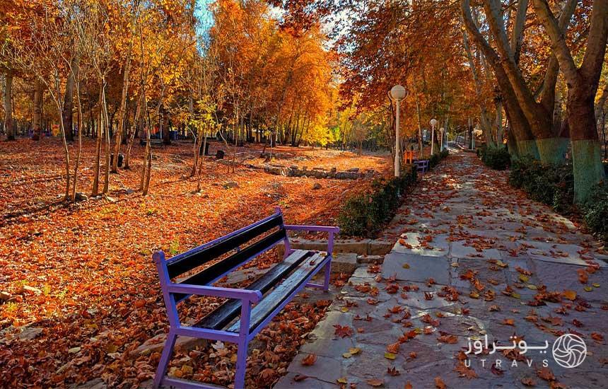 پارک وکیل آباد از جاهای دیدنی مشهد در پاییز